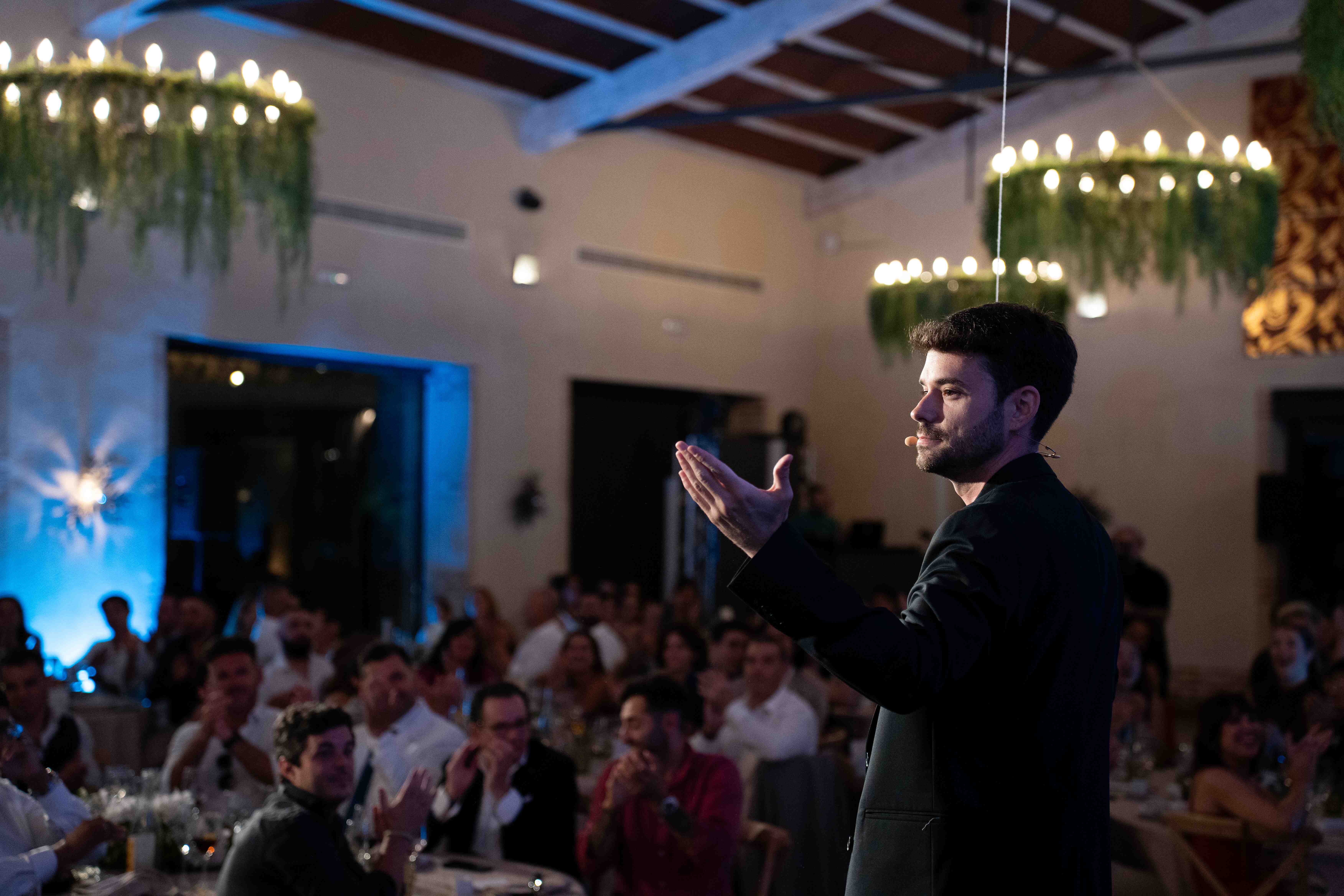 Javier Shalom durante una actuación ante el público
