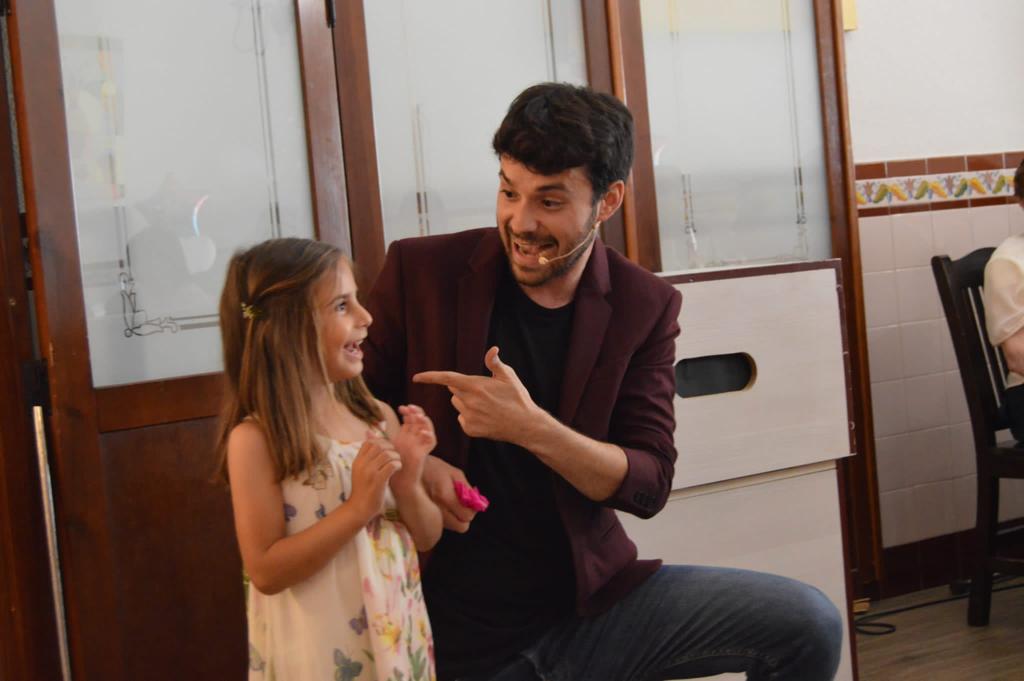 Javier Shalom actuando con una niña del público